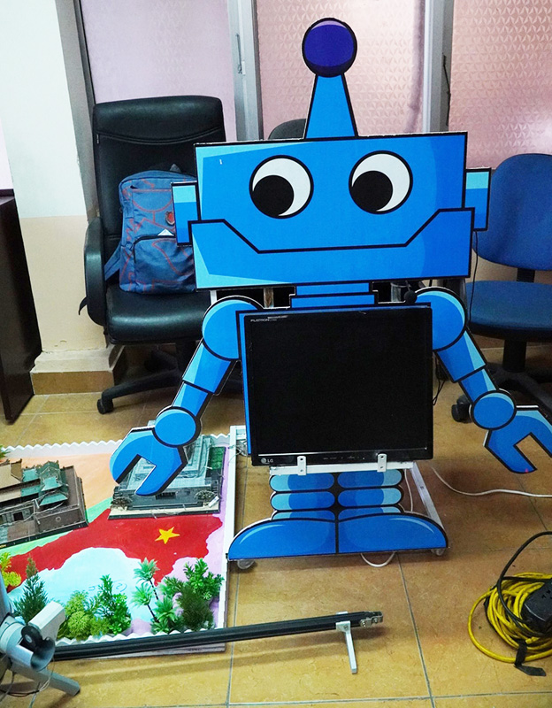 Để làm sinh động hơn mô hình, nhóm nghiên cứu đã làm một chú robot đặt cạnh “Sa bàn Việt Nam” giống như một “hướng dẫn viên”. (Nguồn ảnh: nhandan.vn)